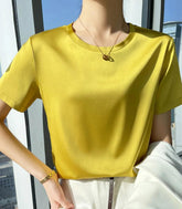 Blusa Feminina Básica Manga Curta Seda Artificial em design minimalista e elegante, perfeita para ocasiões formais e casuais.